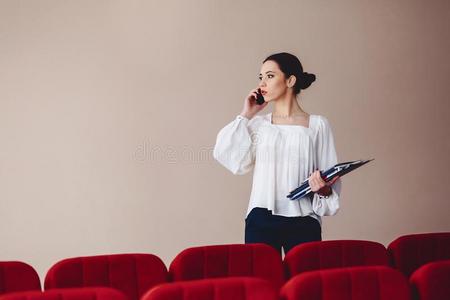 商业女人讲话向ph向e和文档采用她手