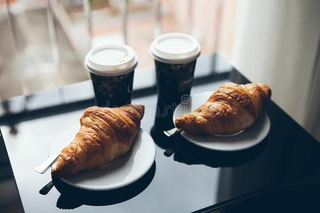 咖啡豆和羊角面包为早餐.咖啡馆文化