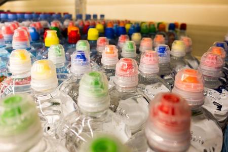 塑料制品瓶子和水,颜色capitals大写字母