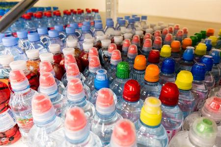 塑料制品瓶子和水,颜色capitals大写字母