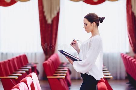 女孩和笔采用她手表文档