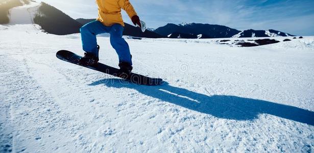 雪山飞魂滑雪下降向冬山斜坡