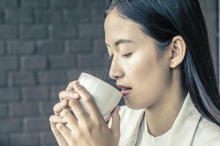 关在上面年幼的女人喝饮料令人轻松的咖啡豆