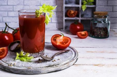 浓的番茄果汁和芹菜