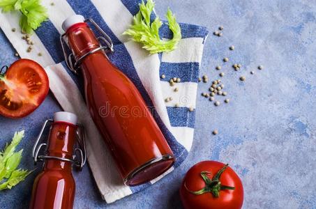 浓的番茄果汁和芹菜
