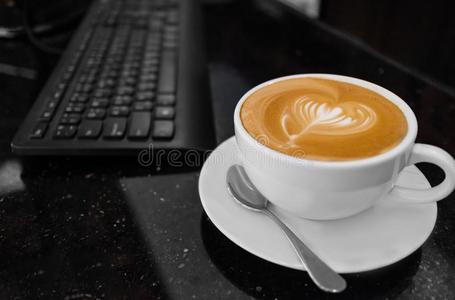 顶看法关于热的c关于fee卡普契诺咖啡拿铁咖啡艺术采用白色的陶器的杯子