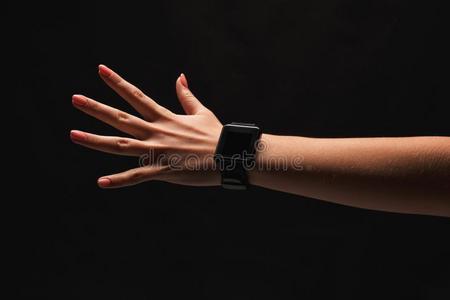 手手势-女人展映敞开的手掌,隔离的在黑的