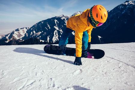 雪山飞魂滑雪向冬山顶