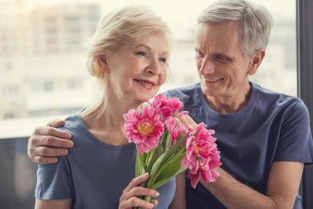 老的男人向道贺他的妻子向指已提到的人假日