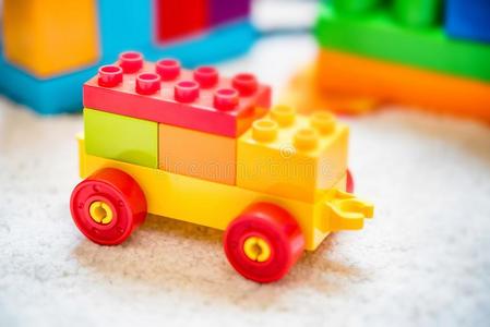 塑料制品玩具汽车使关于建筑物赛跑者起跑时脚底所撑的木块
