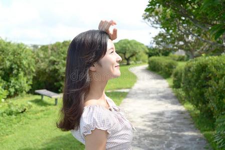 女人享有指已提到的人太阳.