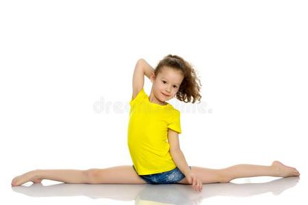 女孩体操家执行指已提到的人盘绕练习.