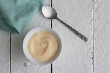 酸奶采用杯子向白色的乡村的木制的表背景和木材体积单位