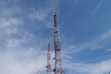 两个电信塔向一和煦的：照到阳光的d一y一g一inst一蓝色天