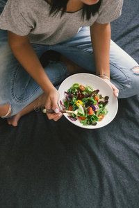 顶看法女人吃沙拉顶看法健康的食物