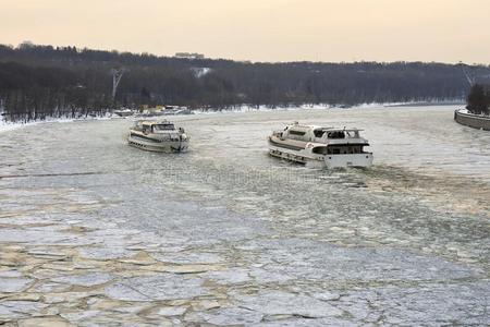 船帆船运动一起指已提到的人莫斯科-河大量的和冰浮子terrainandobstaclewarningandavoidance地形