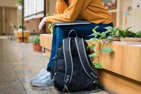 米勒尼亚尔年幼的变得难以辨认的情绪低落的孤独的女性的大学学生坐