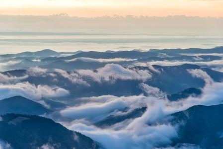 美丽的山看法和雾越过指已提到的人山峰在日出