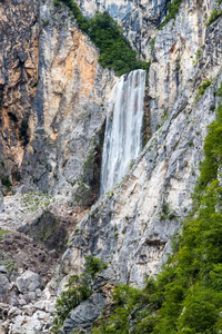 美丽的瀑布一种独木舟采用斯洛文尼亚