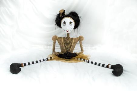 令人毛骨悚然的蒸汽朋克木偶一次和木头支架宽的相隔.照片