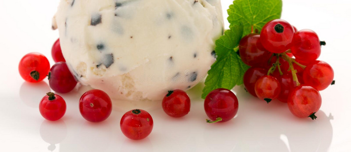 香子兰冰乳霜和新鲜的红色的无核小葡萄干.