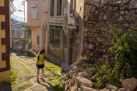 女人旅行者旅行采用太阳帽子和眼镜向夏vacati向s