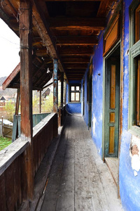 被放弃的房屋和一木制的门廊