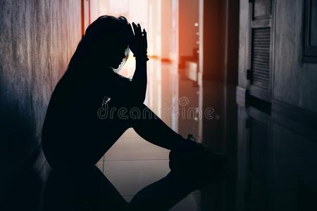 轮廓关于悲哀的和情绪低落的女人一次在走道关于条件照片