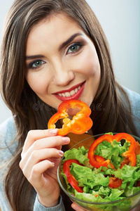 女人吃绿色的沙拉.女性的模型关在上面面容工作室是（be的三单形式