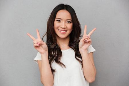 肖像关于漂亮的亚洲人女孩20英文字母表的第19个字母采用ca英文字母表