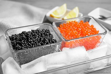 黑的和红色的鱼子酱serve的过去式和冰立方形的东西