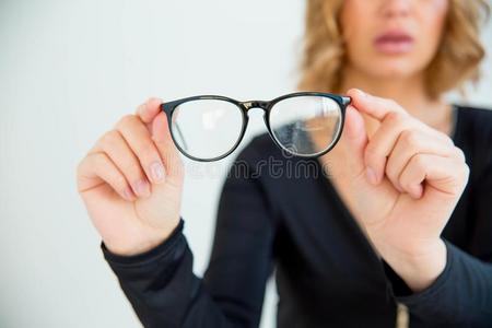 年幼的女人采用眼镜