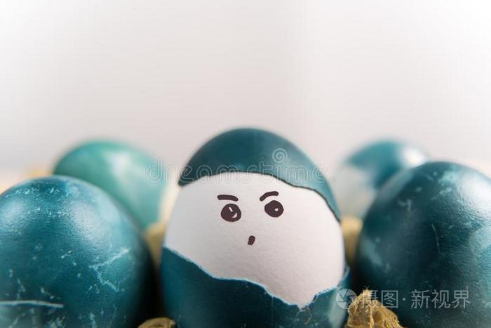 幸福的复活节,漂亮的男孩有机的复活节卵,绘画面容向鸡蛋