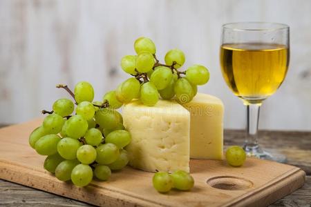 白色的葡萄酒,奶酪和葡萄