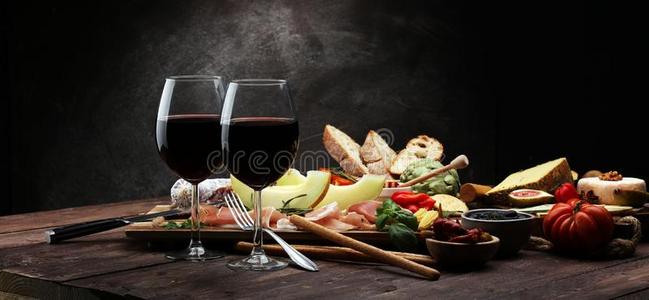 意大利人开胃食物葡萄酒小吃放置.奶酪多样,地中海的
