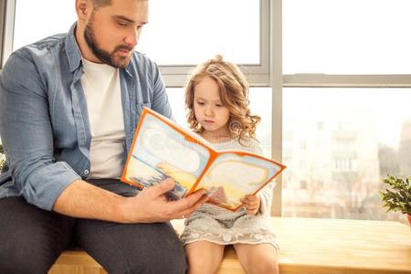 爸爸和女儿阅读一书一t家