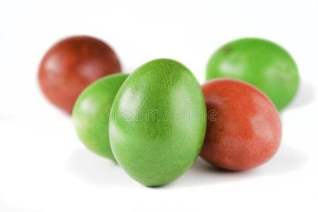 复活节卵红色的和绿色的隔离的向白色的背景.