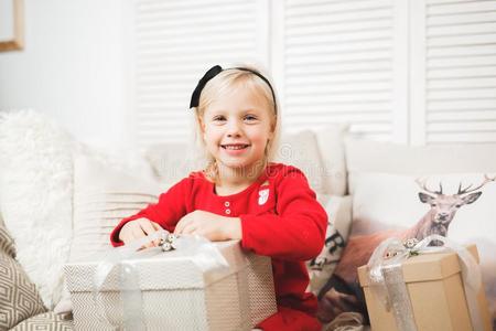 肖像关于漂亮的小的美丽的女孩和赠品盒