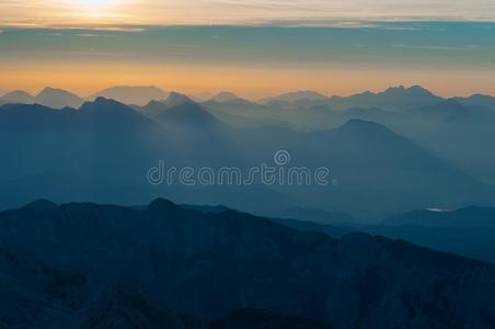 太阳微量富于启发的山类通过早晨薄雾