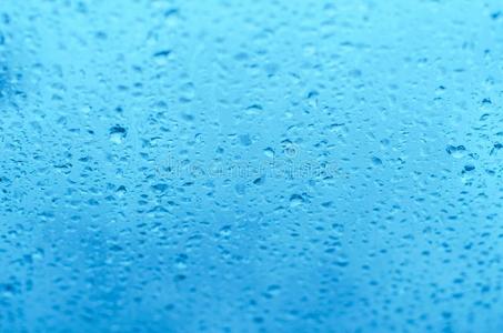 雨落下和冷冻的水向窗玻璃