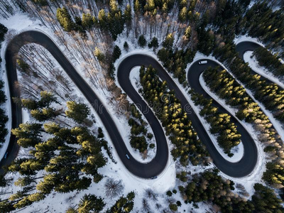 弯曲的路从高的山走过,采用w采用ter时间.空气的竞争