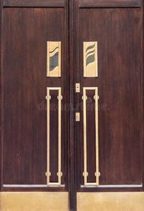 酿酒的木制的棕色的门关-在上面