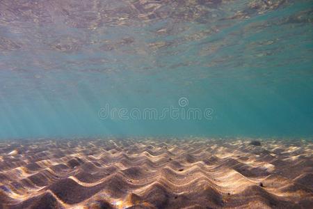 安静的在水中的地中海的海地点和复制品空间