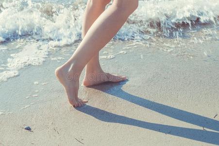 关在上面关于女人木头支架步行赤脚的向海滩采用夏假日