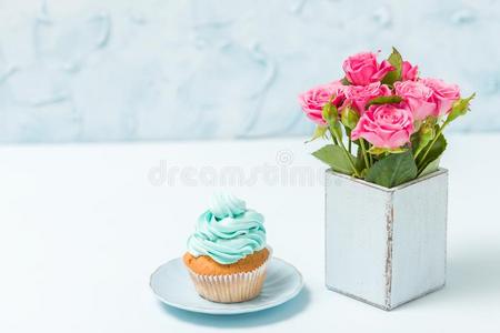 蓝色彩色粉笔水平的横幅和装饰纸杯蛋糕和花束