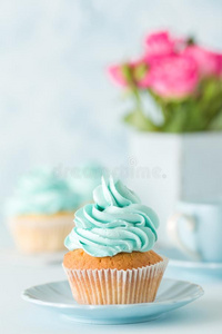 蓝色彩色粉笔垂直的横幅和装饰纸杯蛋糕,杯子关于c关于f