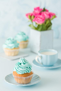 蓝色彩色粉笔垂直的横幅和装饰纸杯蛋糕,杯子关于c关于f