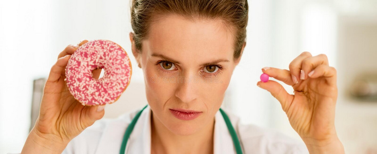 严肃的医学的医生女人展映油炸圈饼和药丸