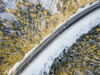 下雪的路和一活动的c一r采用w采用ter