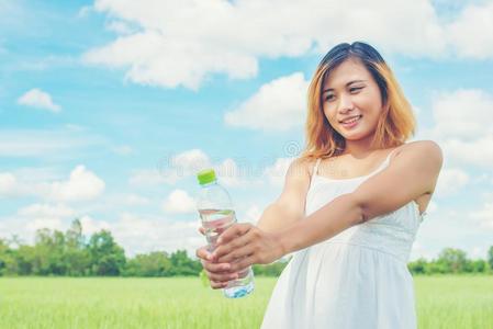 女人生活方式观念年幼的漂亮的女人使人疲乏的白色的衣服